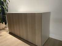 Aparador Ikea branco com portas cor madeira carvalho