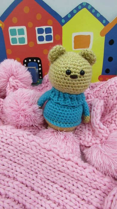 Misiu w koszulce ręcznie robiony maskotka amigurumi