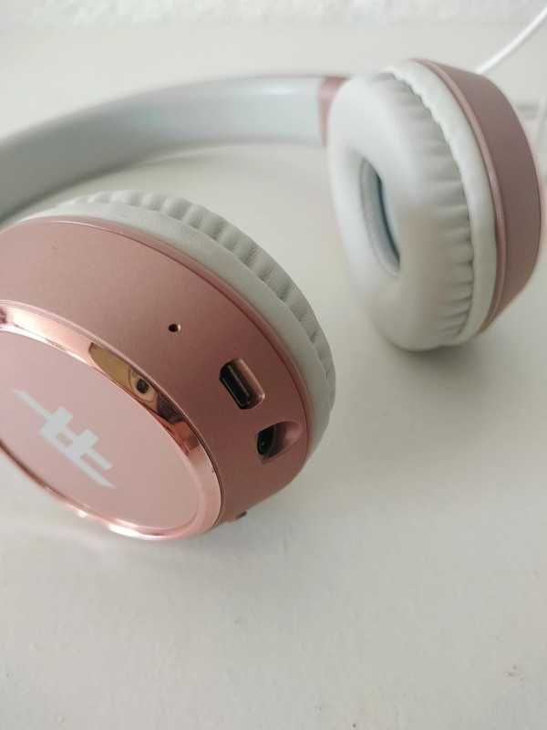 Headphones com cabo de carregamento