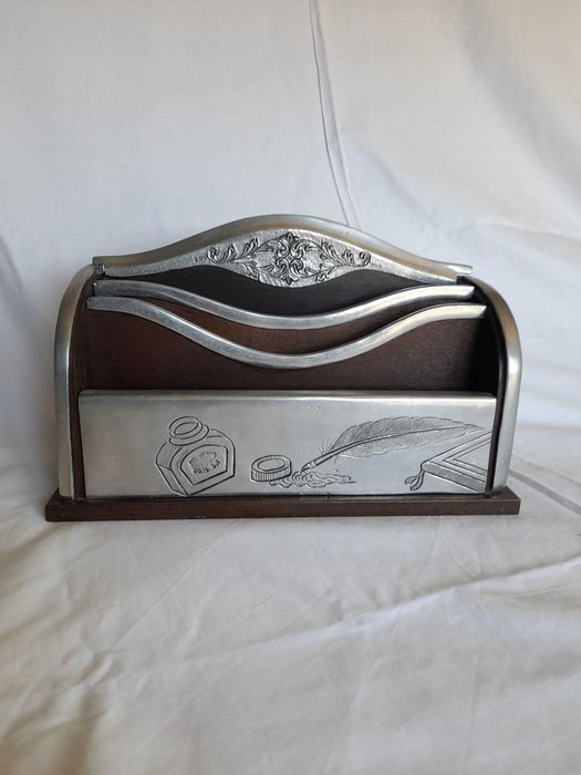 Organizador de cartas antigo em estanho trabalhado e madeira