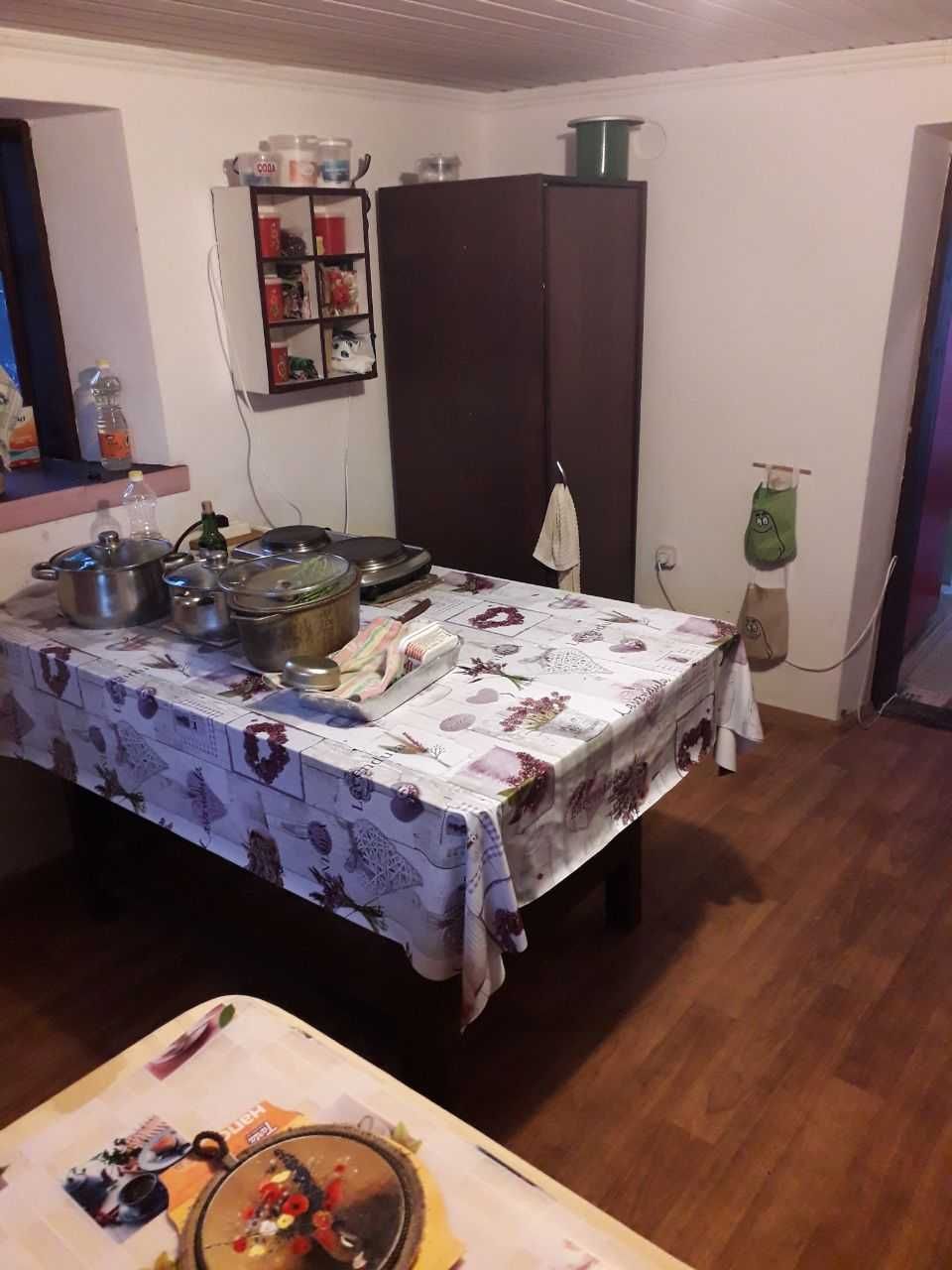 Продається хата у с.Яруга, для літнього відпочинку,  "заходь і живи".