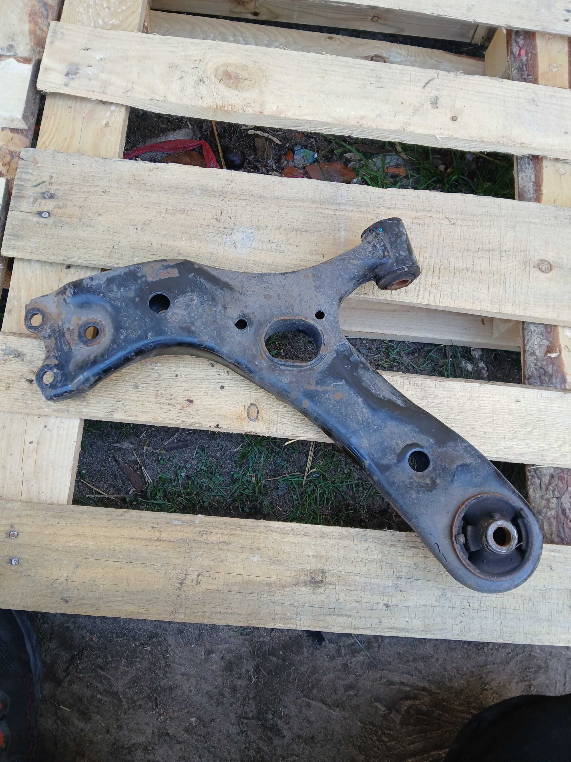 Wahacz wachacz lewy przod przedni Toyota Avensis T27 T29 09-18