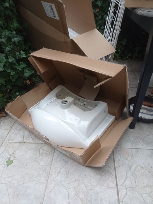 Sprzedam nową szafkę z umywalką 60cm