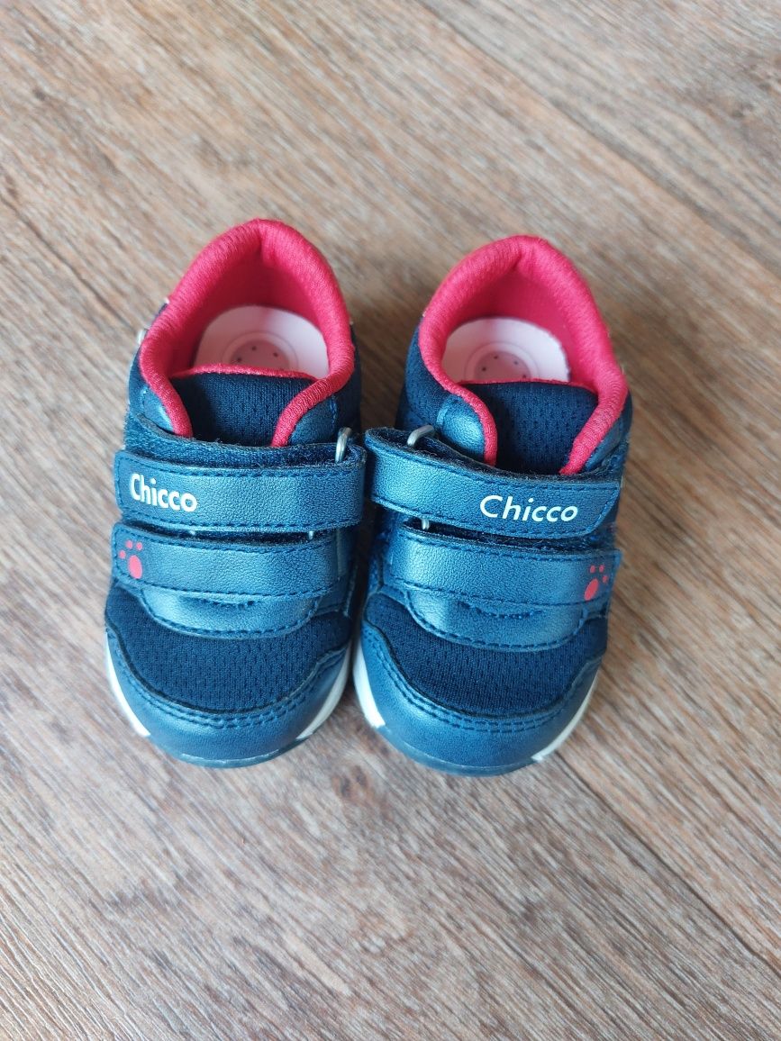 Новые  кроссовки  chicco