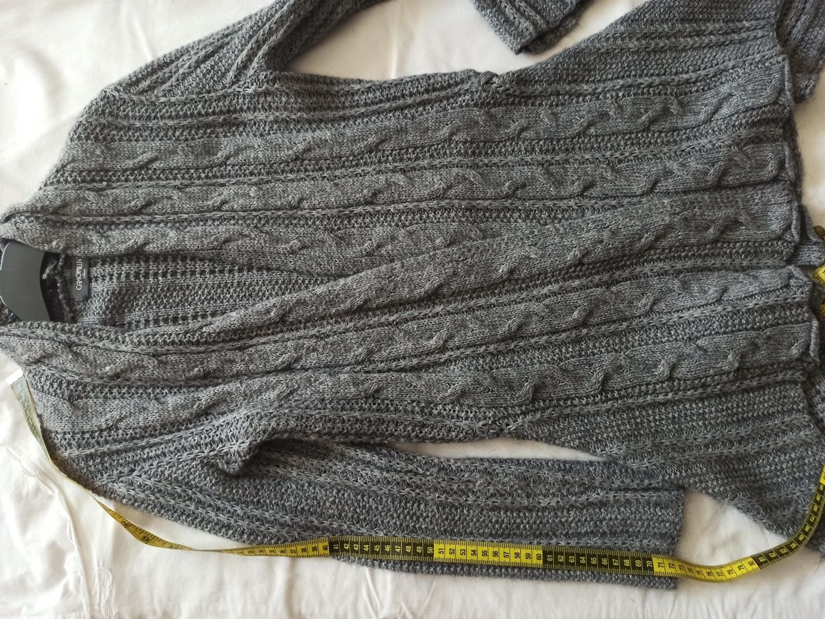 sweter wykonany z włoskiej przędzy.
