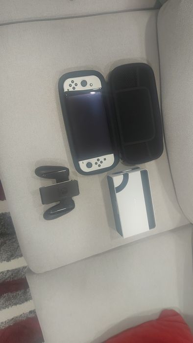 Nintendo switch oled
Em bom estado
A tela não tem riscos
Um joy con de
