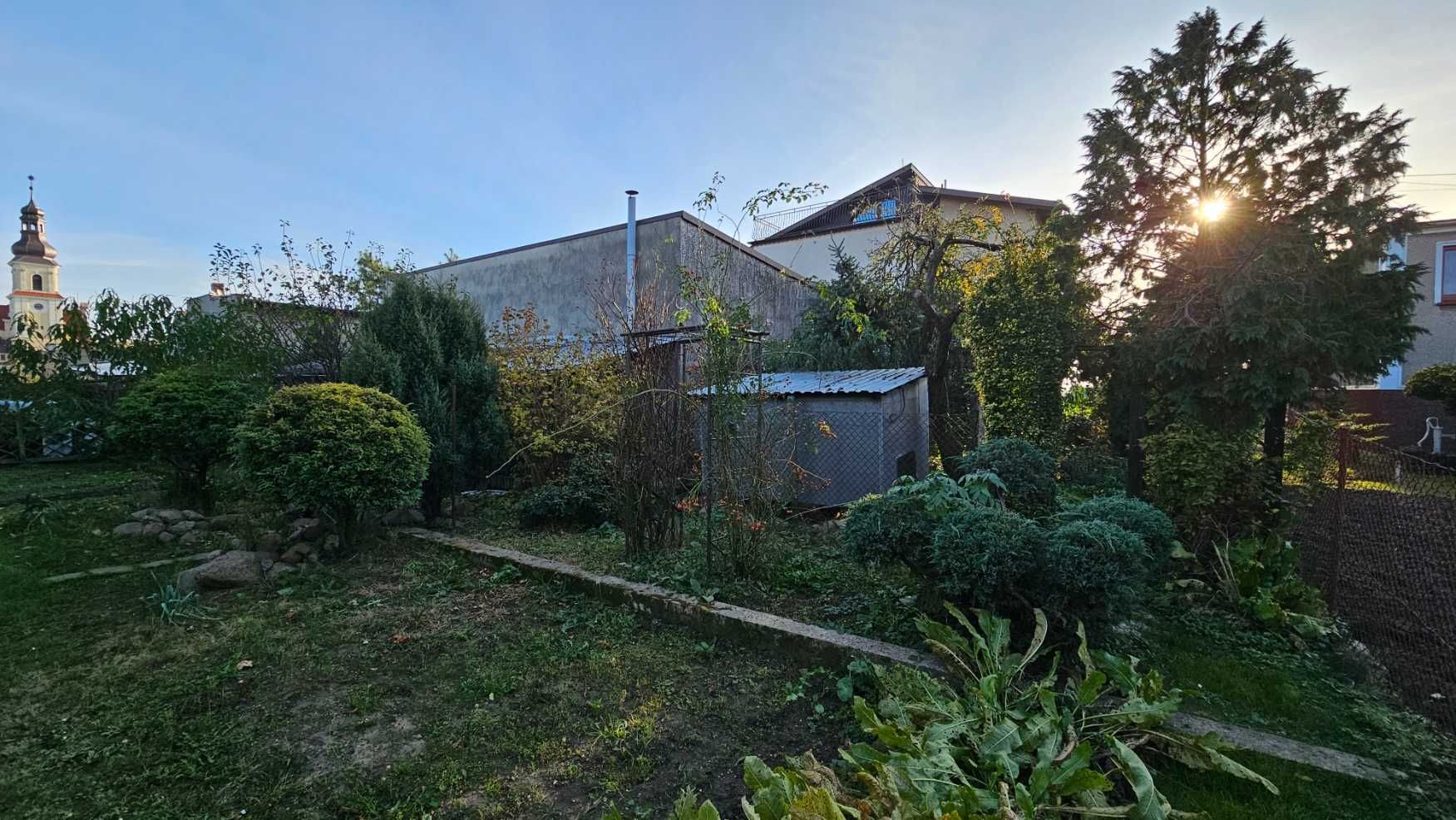 Dom jednorodzinny wolnostojący, z budynkiem gospodarczym