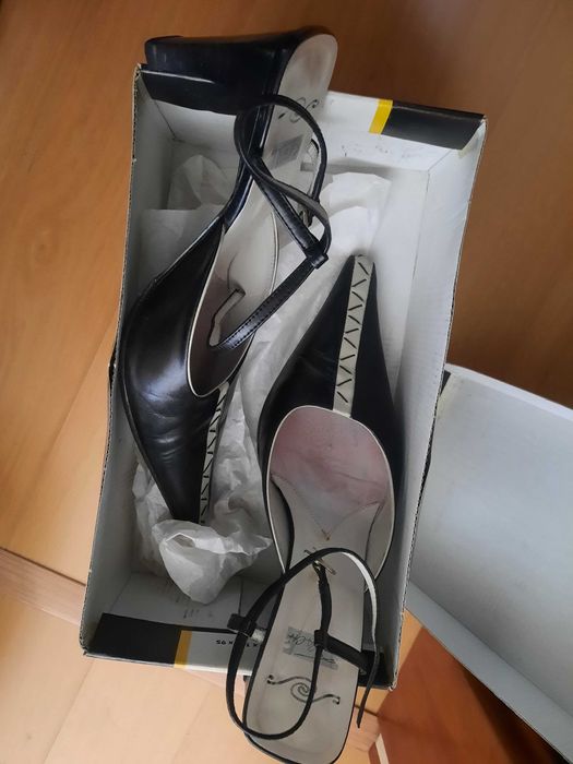 Sandalia-sapato e sapato preto de Senhora