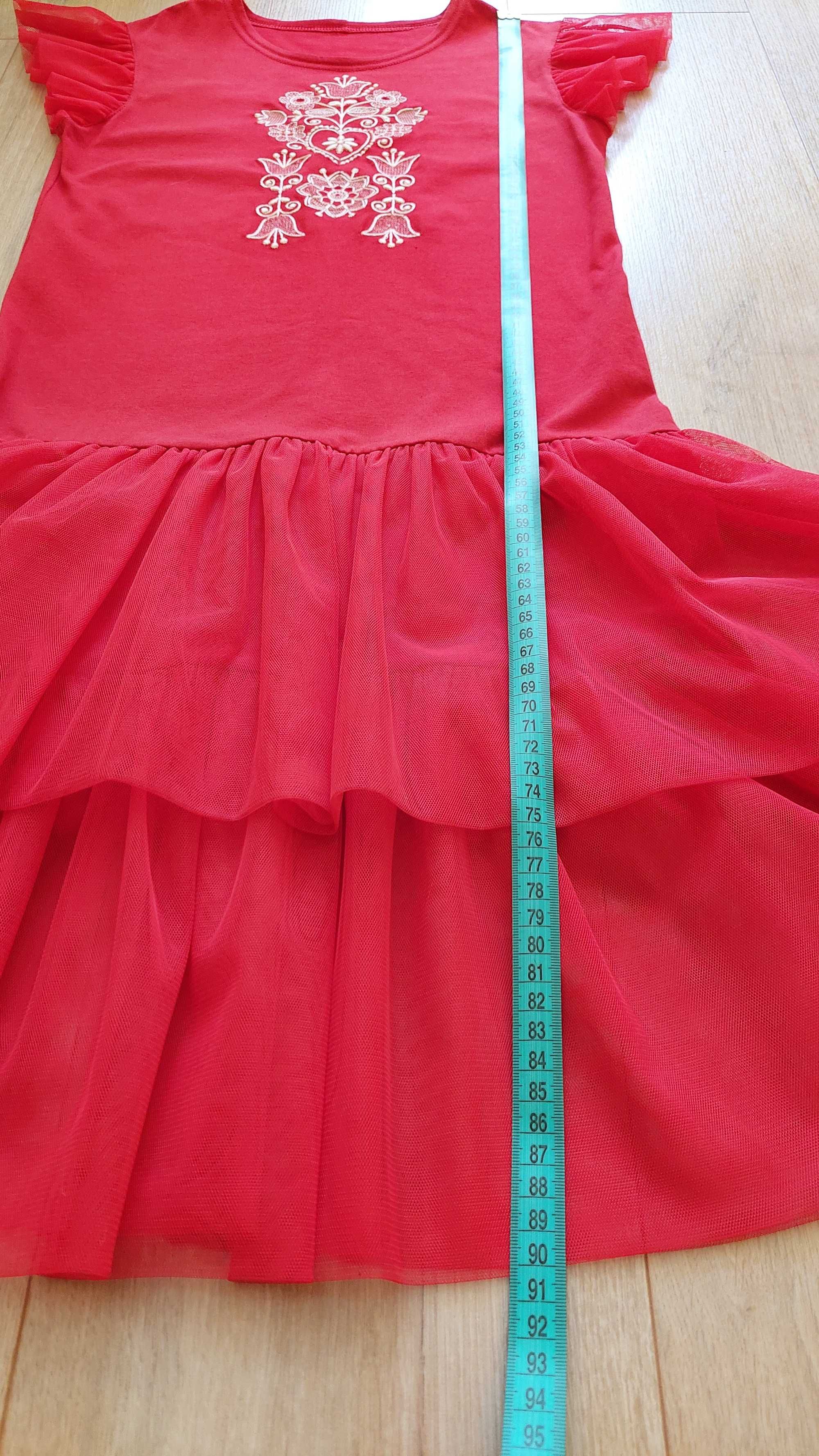 Червоне плаття з вишивкою