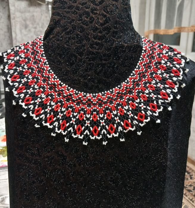 Шийна прикраса-аксесуар