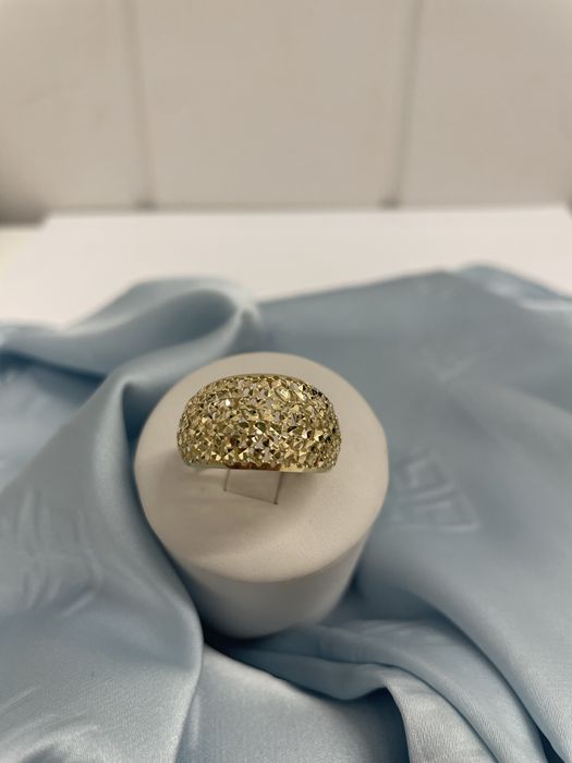 Sprzedam śliczny oryginalny  pierścionek diamentowany