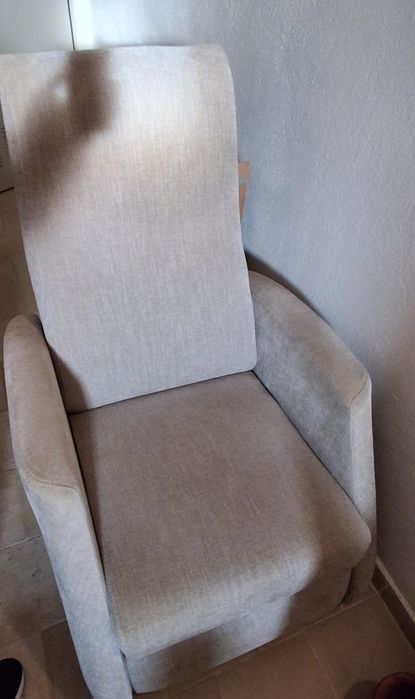 Cadeira cinzenta reclinável