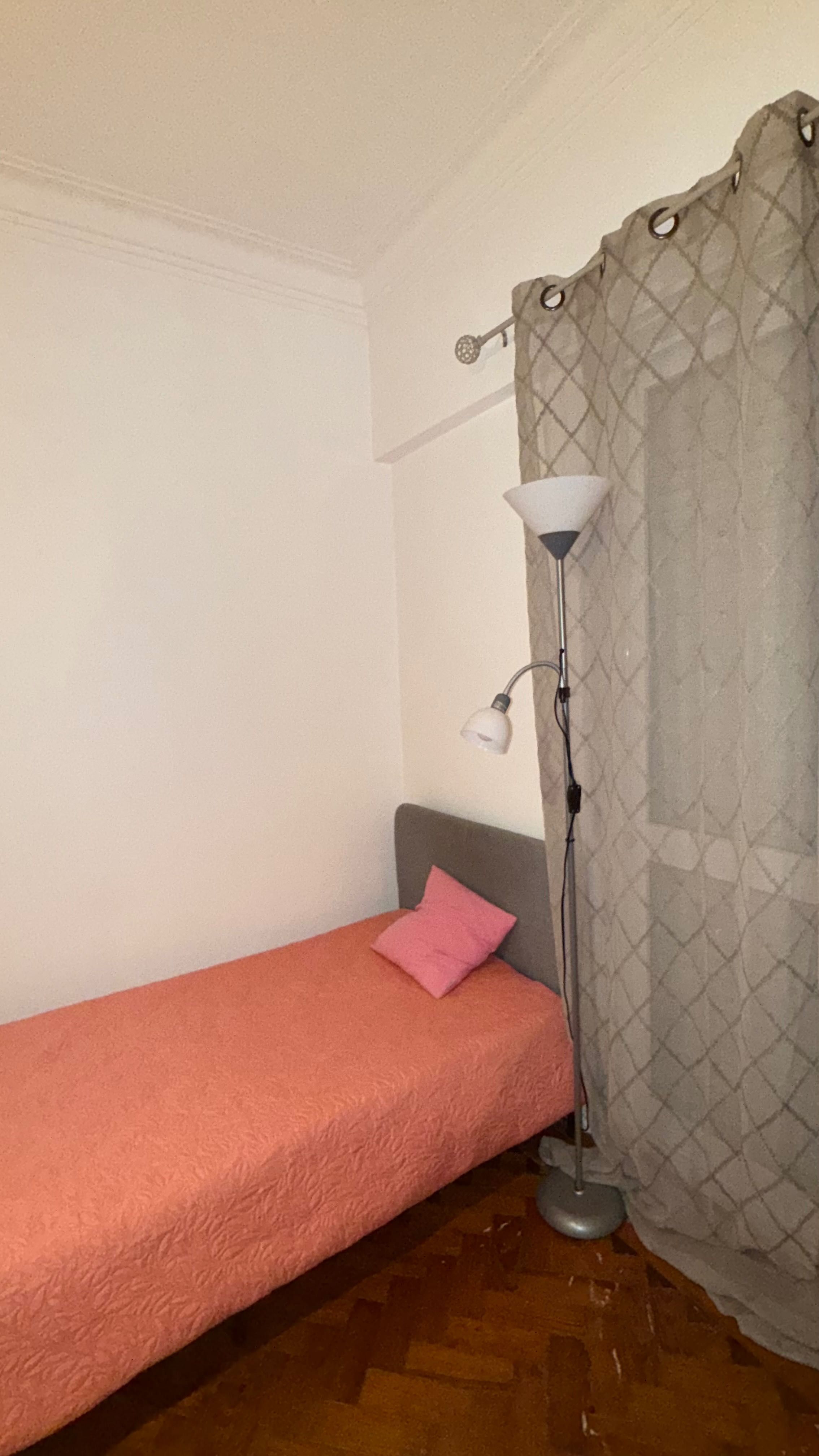 Quarto para senhora em algés