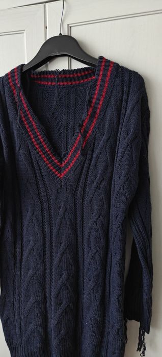 Sweter przedłużany z wełną z dekoltem