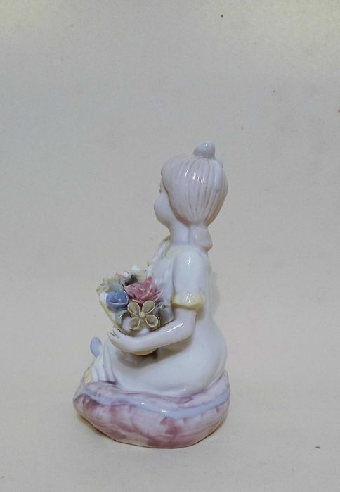 Figurka porcelanowa - dziewczynka z bukietem ANTYK