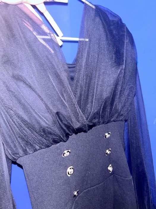 Елегантна чорна сукня з акцентними гудзиками