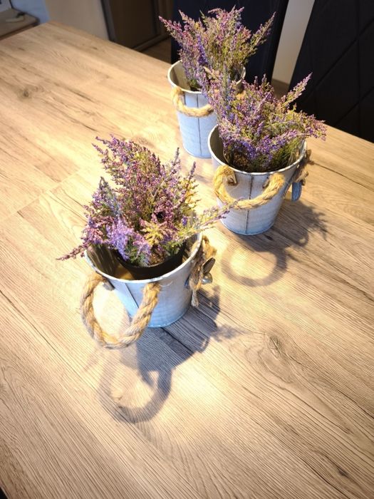 Metalowe dekoracyjne doniczki ze sztucznymi wrzosami