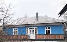 Будинок з господарськими спорудами