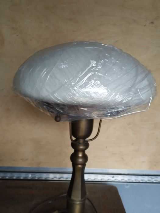 Lampka ze szklanym abażurem