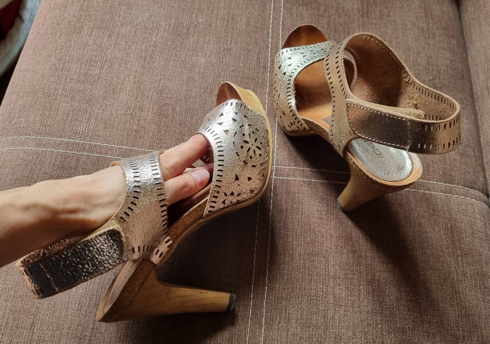 Buty damskie, rozmiar 38 (25 cm), na obcasie, złote