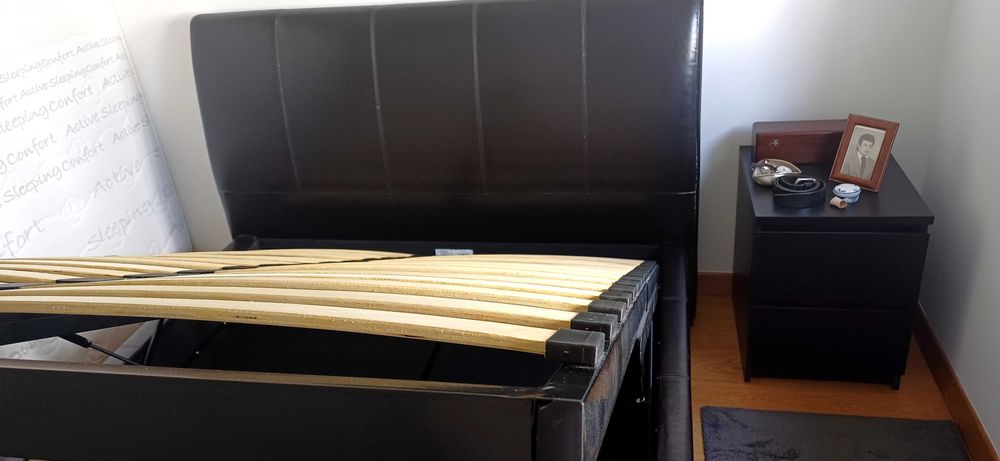 CAMA SOMMIER. Em bom estado, tendo em conta a idade. Marca CONFORAMA.