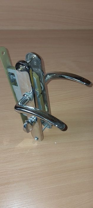 Klamki z zamkami do łazienek.