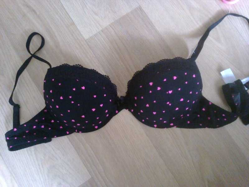 czarny biustonosz z nadrukiem push up New Yorker