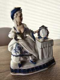 Figurka z porcelany dworska dama