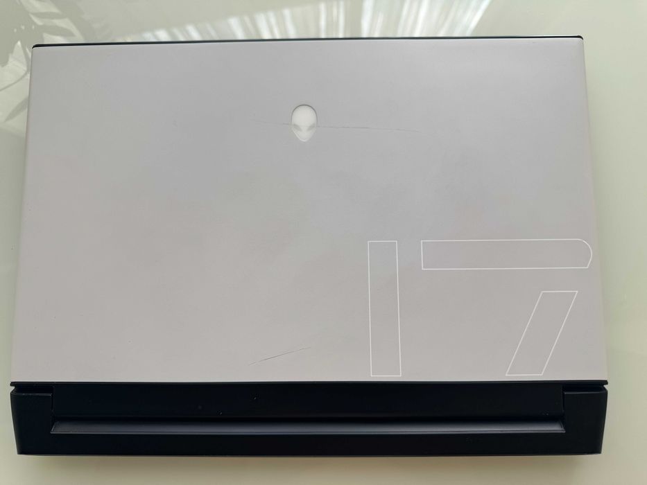 DELL Alienware M17 R2 Intel i7-9750H, RTX 2060, DDR4-16GB, SSD 480 GB