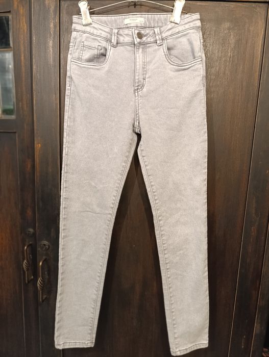 Вузькі жіночі джинси з високою посадкою.