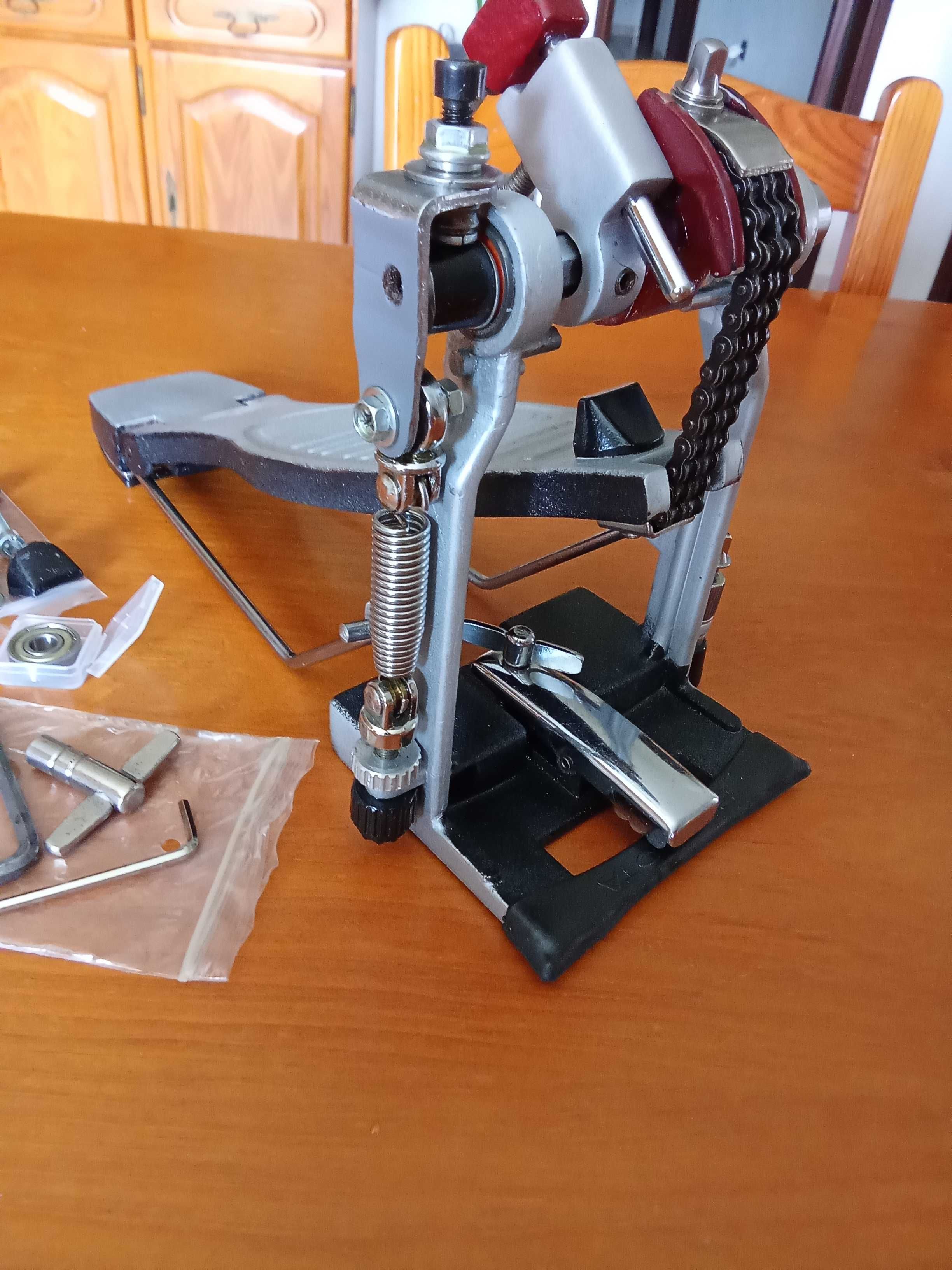 Pedal single com rolamentos Brosown Raw speed, e acessórios suplentes
