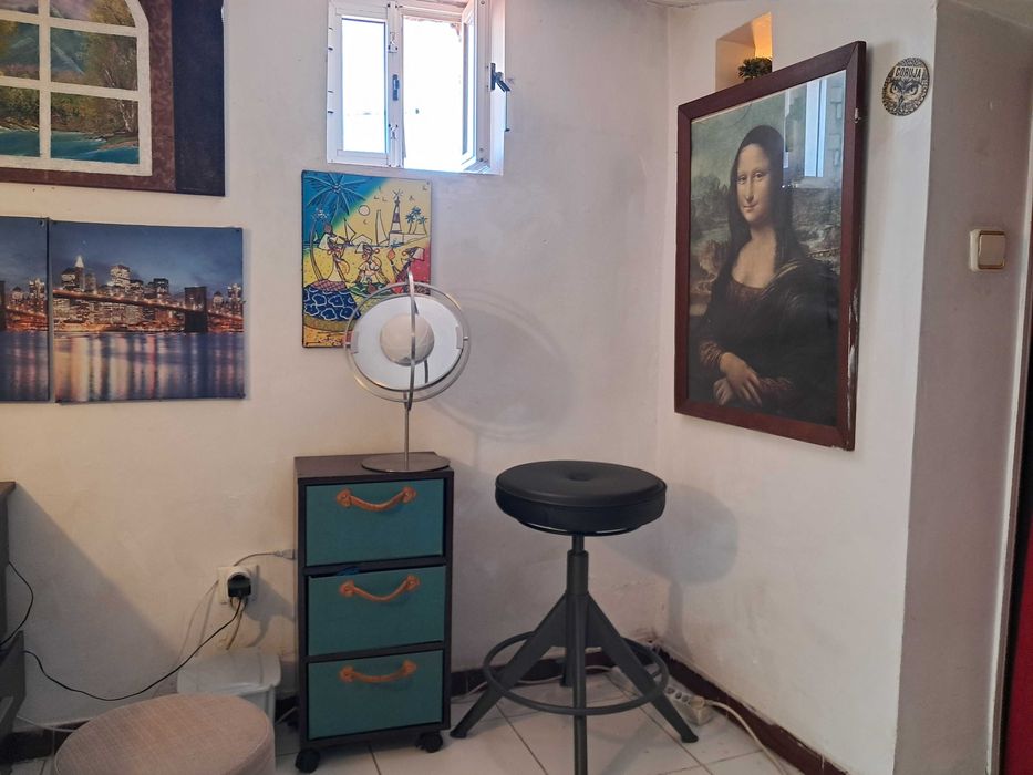 Sotão(quarto num T-2) acolhedor.MetroChiado. Centro Lisboa.Ler texto.