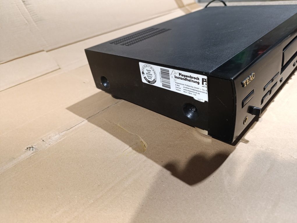 Odtwarzacz CD TEAC-CD-P1160D.