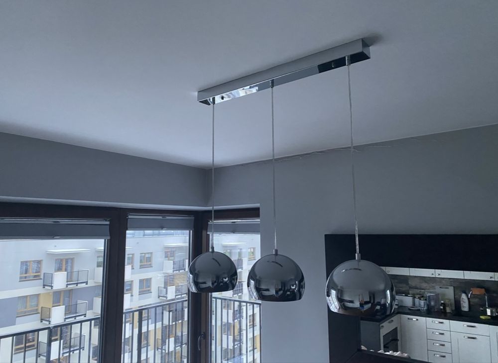 Srebrna lampa wiszaca do salonu