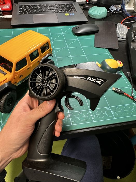 Axial SCX24 Jeep Wrangler 1:24 4WD Żółty