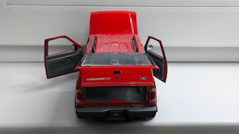 Модель, машинка Ford Explorer sport 1997 1.24 Motormax