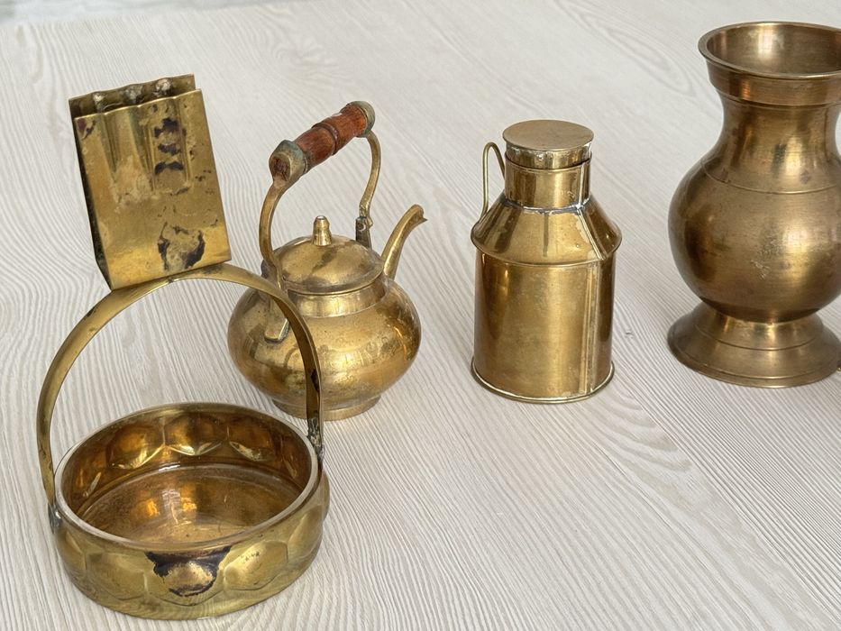 zestaw ozdobnych naczyń vintage z mosiądzu