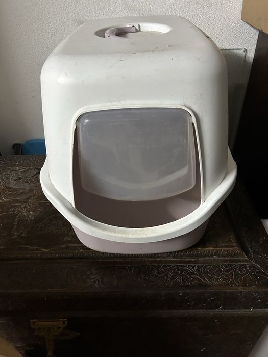 Caixa liteira para gatos, beje e branco .
