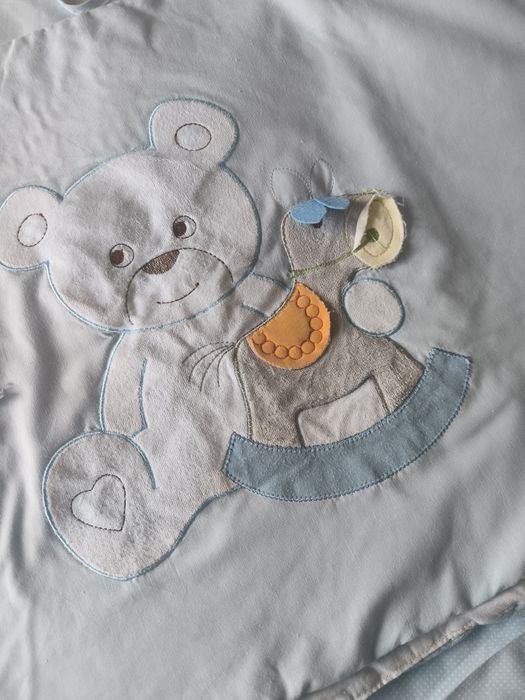 Edredão e resguardo de berço