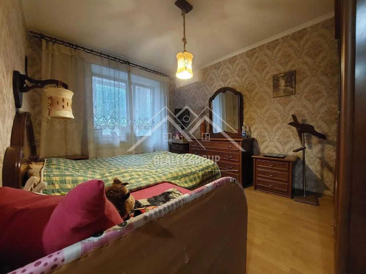 Продаж 4к з меблями та технікою у ЦМ р-ні поряд із парком Мершавцева