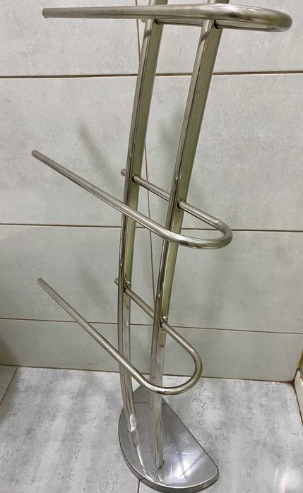 Toalheiro de pé cromado