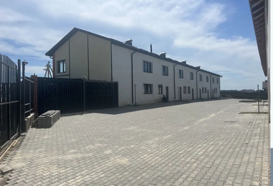 Продаж котеджу з власним двором і мангалом