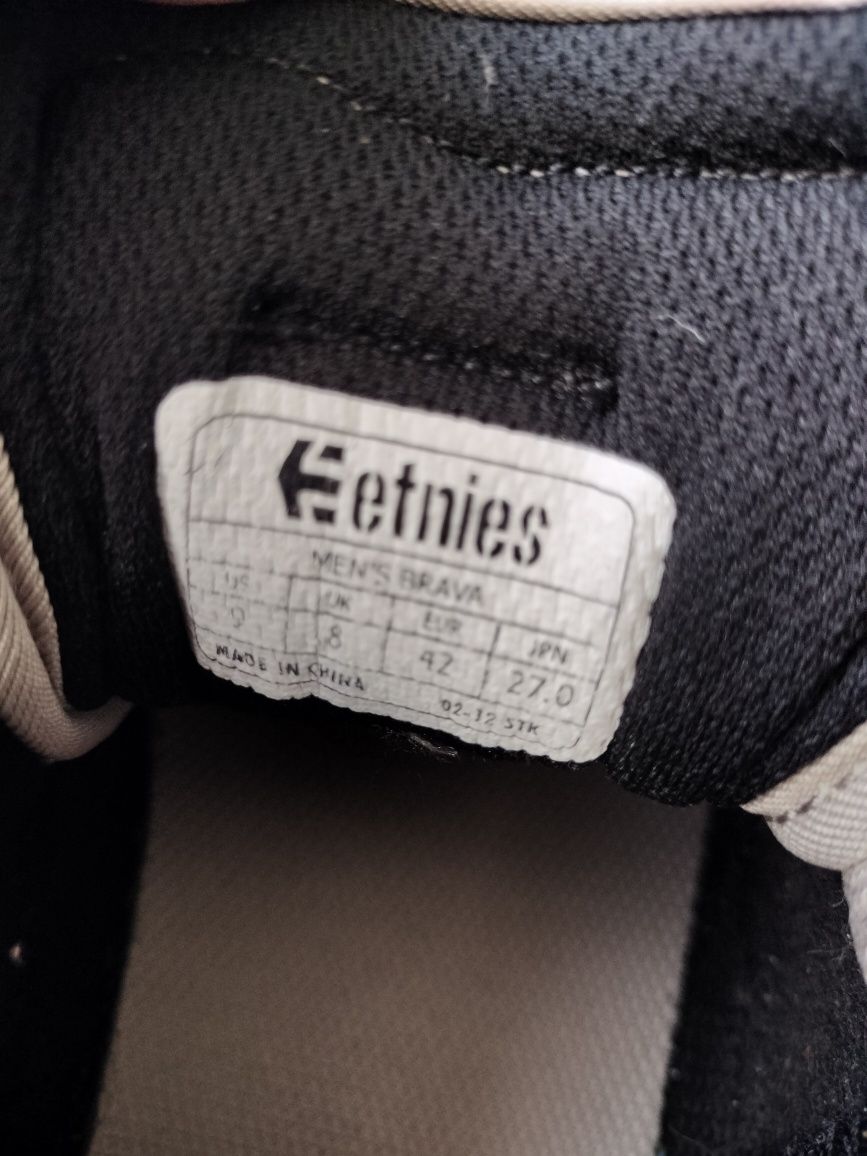 Sapatilhas etnies como novas