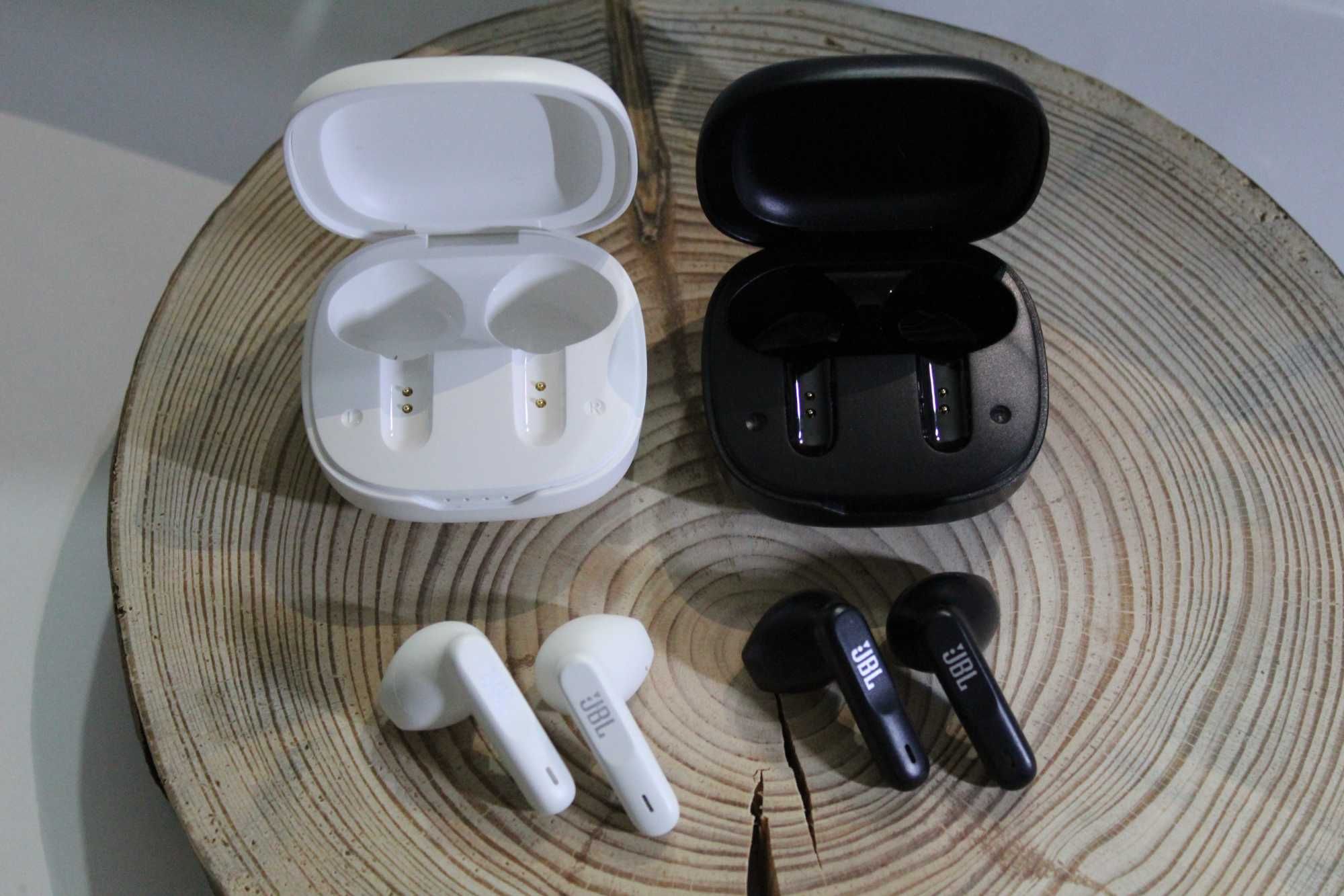 Бездротові bluetooth-навушники JBL Wave300TWS є чорні та білі