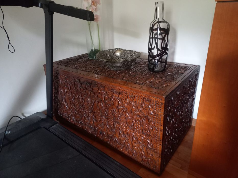 Arca de madeira trabalhada