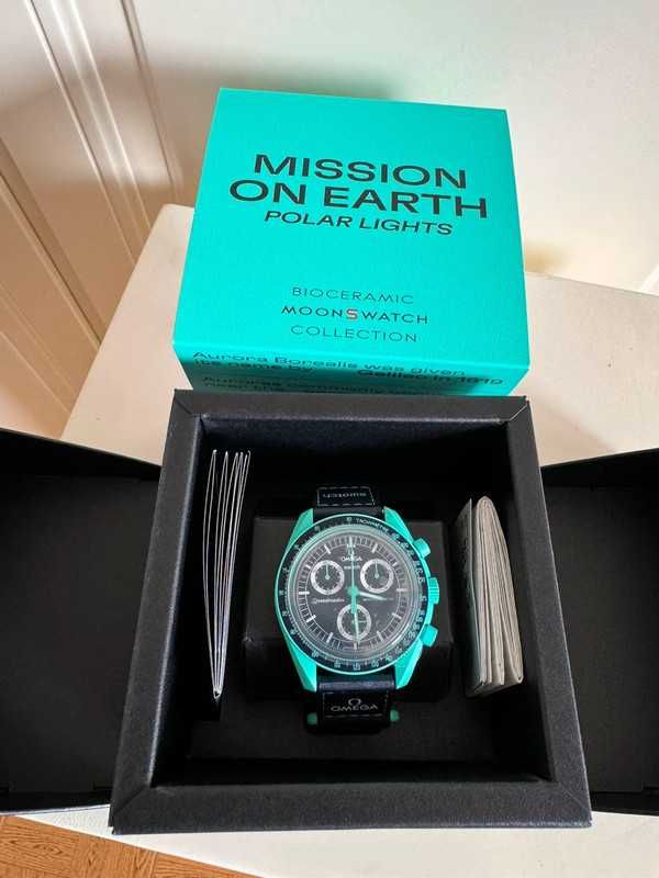 Omega x Swatch SO33L103 Earth - Aurora borealis w designie