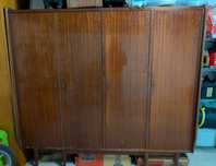 Roupeiro em mogno anos 60/70. Com 4 portas, uma com espelho.