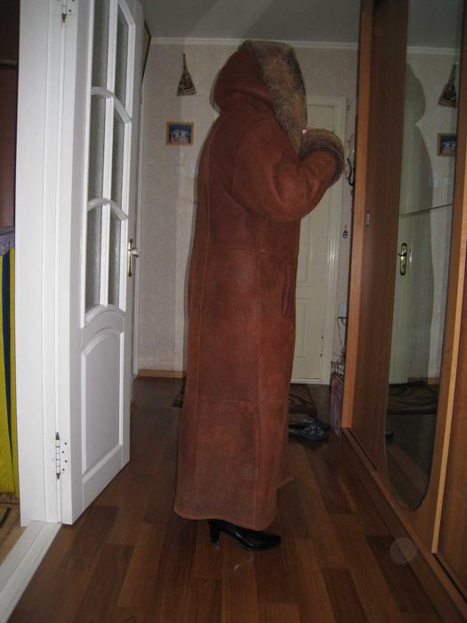 Дублёнка натуральная женск. ,очень тёплая c капюшоном в отл. состоянии