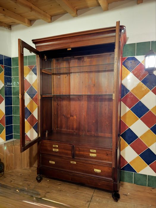 Antigo louceiro em madeira