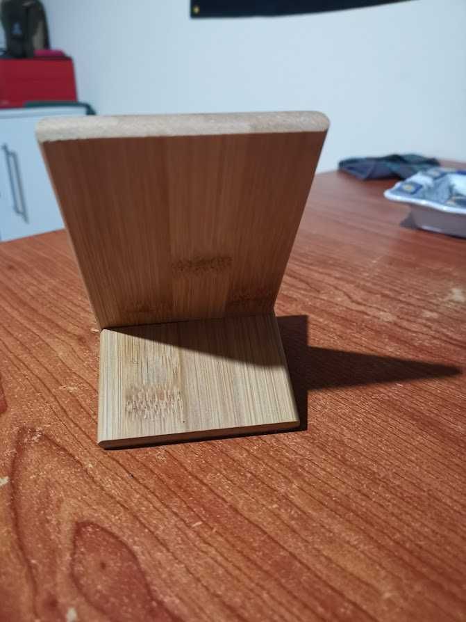 suporte em madeira para smartphone